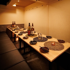 【テーブル個室】大人数での宴会やパーティーにも最適な空間をご用意しております。ゆったりとくつろげる完全個室をご案内可能です。会社の宴会や部署の集まり、女子会や記念日など、周囲を気にせずプライベートな時間をお楽しみいただけます。落ち着いた雰囲気の空間で美味しい料理とお酒を心ゆくまで満喫できるお席です。