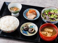 料理メニュー写真&nbsp;メニュー詳細：選べる小鉢４品（煮物/和え物/焼き物/点心/ミニカレー/サラダ）＋ご飯＋味噌汁＋コーヒー