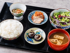メニュー詳細:選べる小鉢4品(煮物/和え物/焼き物/点心/ミニカレー/サラダ)+ご飯+味噌汁+コーヒー