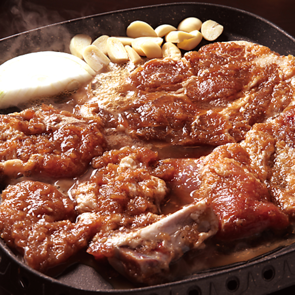 当店オリジナルのタレに漬け込む事で柔らかくジューシーな豚肉に仕上がりました♪お酒と相性抜群！！