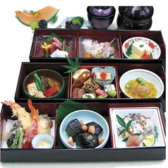 すずらん御膳 &nbsp;三段重の箱会席です、吸物付