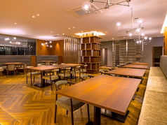 ベンチシートのテーブル席が配置されたグリルダイニングホールでは、広々とした空間でリラックスしてお過ごしいただけます。