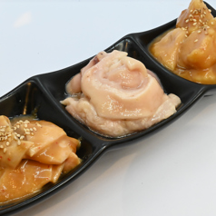 【丁寧な下処理で臭みなし】国産牛使用！鮮度と旨味にこだわった自慢のホルモン3点盛りの写真