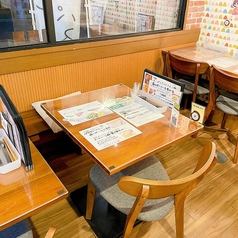 【2名様でご利用頂けるテーブル席】少人数様用のテーブルもご用意♪2人きりの時間を楽しみたいデートや、しっぽり飲みたい時にご利用ください。