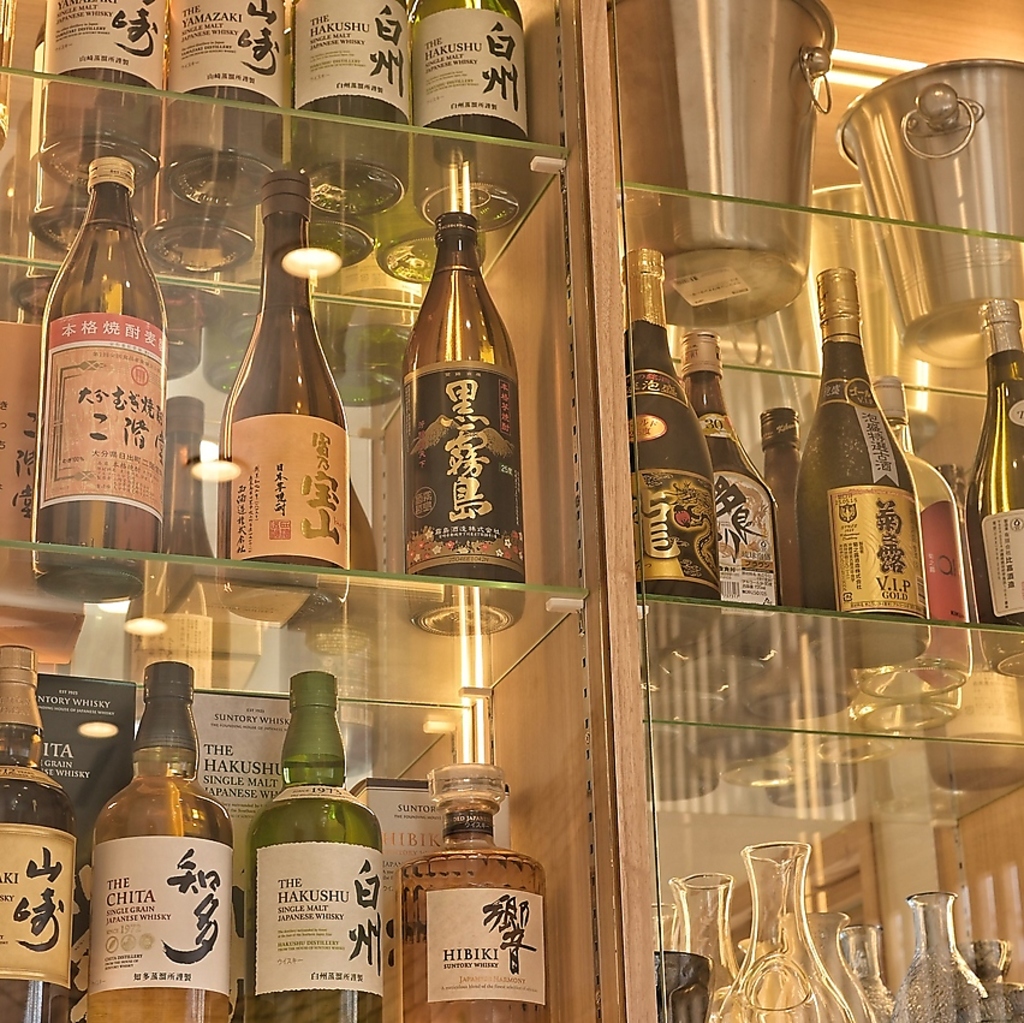 こだわりのお酒を豊富に取り揃えております。豊富なお惣菜にお酒を片手に存分に満喫いただけます。