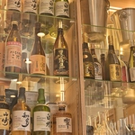 こだわりのお酒を豊富に取り揃えております。豊富なお惣菜にお酒を片手に存分に満喫いただけます。