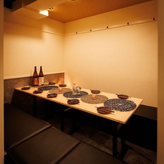 【テーブル個室】新横浜にある鮨と炉端がメインの和食居酒屋。仕事仲間との飲み会や打ち合わせも、周囲を気にせず安心して会話できるプライベート空間です。接待や会食など大切なお食事会にも最適で、落ち着いた雰囲気の中でゆったりとお楽しみいただけます。人数やシーンに応じた柔軟なご案内も可能です。