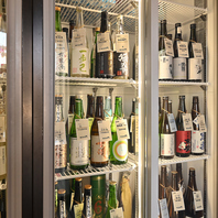 店内には日本酒が並ぶ大きな冷蔵ケースが！