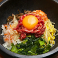 料理メニュー写真 石焼桜ユッケピビンバ