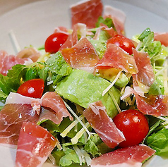 生ハムとアボカドのシーザーサラダ