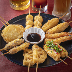 細かいパン粉で仕上げる軽やかな串カツの魅力