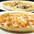 料理メニュー写真 ミックスピザ/トマトピザ/3種のキノコピザ/ツナとコーンのピザ