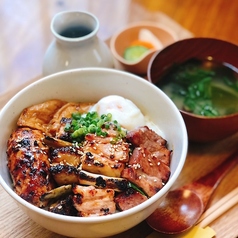 ３度美味しい！当店一押しの特選やきとり丼。