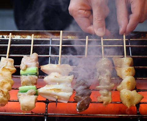 鮮度にこだわった森林鶏と地鶏を、遠赤外線でじっくり焼き上げた焼鳥が人気メニュー！