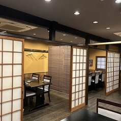 【半個室】カーテンロールの仕切りがございます。人数に合わせてレイアウト変更も可能です！