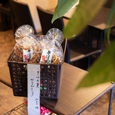 当店では、お土産として、そば湯そば茶とそばの実かりんとうを販売しております！香ばしさが特徴のそばの風味をたっぷり感じられる商品です。健康や美容のためにいかがでしょうか？