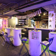 カジュアルな3人掛けのドラム缶風ハイテーブル席は、友人とのサク飲みや仕事帰りの一杯、カジュアルなデートに最適！レトロポップなメニュー短冊やネオンが彩るスタイリッシュな空間で、名物の生麺焼きそばやホルモン焼きと一緒にお酒を心ゆくまでご堪能ください。