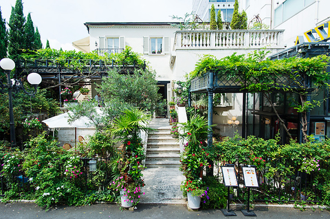 花と緑に囲まれた邸宅。女性なら誰しも憧れる、表参道の一軒家レストラン。