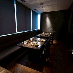 重厚感のあるテーブル席は、洗練された大人の空間を演出します。ソファタイプのベンチシートでゆったりと寛ぎながら、会話とお食事をお楽しみいただけます。5席が3卓完備されており、ご家族での会食やご友人との特別なディナーに最適です。