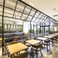 広めのテーブル配置でグループ利用にも使いやすく、ランチやカジュアルなディナーにもおすすめ。自然に会話が弾む心地よい空間です