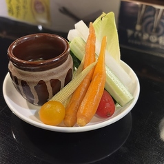 〈逸品料理〉野菜スティック ~燻製鶏そぼろバーニャカウダ~