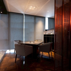 間接照明が心地よいプライベート感溢れるテーブル席でございます。格子状の仕切りが、周囲の視線を遮り、落ち着いた空間を演出いたします。4席が1卓完備されており、大切なご接待やご会食、少人数での特別な記念日のお食事に最適です。