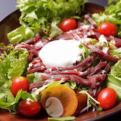 さくらユッケのサラダ