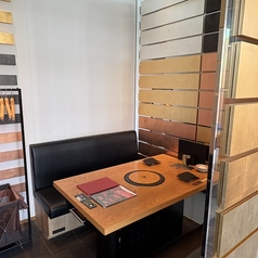 半個室席も人気のお席です。カジュアルな会食にも最適。