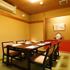 地下の個室に空気清浄機を完備。落ち着いた雰囲気です。コースは1名様からOK＆個々盛りでご提供！