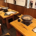 4名様テーブルを5卓ご用意。炭火七輪で焼き上げる本格焼肉を、仲間やご家族とゆったり楽しめます。無煙ロースター完備で煙を気にせず快適。木の温もりを感じる落ち着いた空間で、香ばしい炭火焼肉を囲みながら、楽しいひとときをお過ごしください。