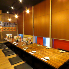 【鶏料理が美味しい居酒屋】脚を伸ばしながらゆったりとお食事を楽しめる大人気の掘りごたつ(座敷)も完備しています。