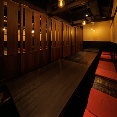【15名～18名様向け完全個室】ホっと一息つける掘りごたつ個室の数々が大人気。お得な飲み放題付きのご宴会コースはリーズナブルなコースから豪華内容のコースまで様々なシーンに合わせて豊富にご用意しております。各種ご宴会にぴったりな完全個室を多数ご用意しております◎ご予約・ご相談もお問い合わせくださいませ。