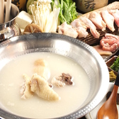 【絶品スープの水炊き】当店の『水炊き』は、淡路鶏の鶏ガラを8時間かけて作った絶品の白濁スープ！是非ご賞味あれ◎