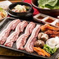 韓国人シェフが作る本場の韓国料理をお楽しみください！渋谷から徒歩5分、専用プレートで豚肉をじっくり焼き、余分な油を落としてサンチュやエゴマ等に包んで食べる自慢のサムギョプサルは、ヘルシーで女性にも大人気です！
