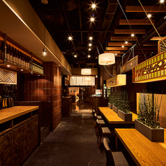 木の温もりが伝わるカウンター席は、間接照明と伝統的な意匠が美しく調和した上質空間。