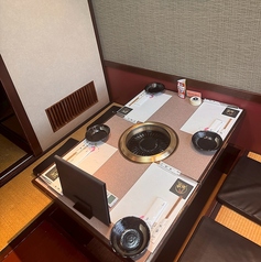 【落ち着いた雰囲気の和個室】接待や大人のデートにもオススメの落ち着いた雰囲気の完全個室をご用意しております。足を伸ばしてお寛ぎいただける掘り炬燵式のお席でごゆっくり自慢のお料理をお楽しみ下さい。ご予約お待ちしております。