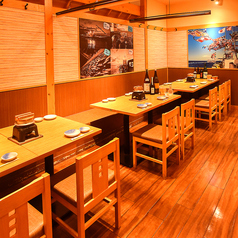 【靴を脱がなくてOK】店内は温かみのある明かりで雰囲気抜群♪気の合うお友達との飲み会や女子会や合コンなどに是非ご利用ください。お席は人数に合わせてご用意できます。ご相談ください！新鮮な海の幸を味わいながら、ゆったりとおくつろぎください。