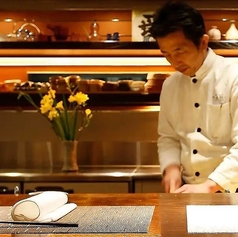 【カウンター席：4席】調理風景が楽しめる特等席はデートなどに最適◎お一人様も歓迎！無垢の木の温もりを感じるカウンター席は、職人の技を間近で望む特等席です。オープンキッチンならではの臨場感が、美食への期待を高めます。気さくな料理長との会話も楽しみの一つ。五感で味わう贅沢なひとときをお過ごしいただけます