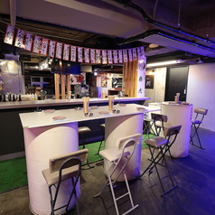 白いドラム缶風のおしゃれなハイテーブル席は、6名様までご利用可能！女子会や少人数の宴会にぴったりで、レトロな手書きメニュー短冊に囲まれた活気ある空間の中、名物のツラミ刺しやとん平焼き、ミックスホルモンをみんなで囲んで賑やかにお楽しみいただけます。