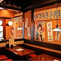 店内を飾るポスターや、装飾は昭和レトロな雰囲気。壁面におすすめメニューも貼ってありますのであなたの推しメニューを探してみてください。