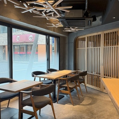 2名様掛けと4名様掛けのテーブル席を完備しています。お祝い事や接待など、さまざまなシーンでのご利用にぴったりです。健康的な和食を楽しむのに最適な場所で、心地よい空間でお食事をお楽しみいただけます。大切な人とのひとときやビジネスシーンにも対応可能な柔軟な席をご用意していますので、お気軽にご利用ください。