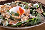 《ほうれん草とベーコンのシーザーサラダ》　たっぷりベーコン、チーズにこだわり卵の温泉卵が◎
