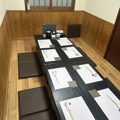 8～10名で使える個室をご用意。仲間内の飲み会や小規模宴会に最適で、周りを気にせずゆったりと過ごせるプライベート空間です。