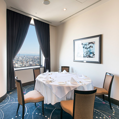 北側個室は2～5名様まで利用可能。