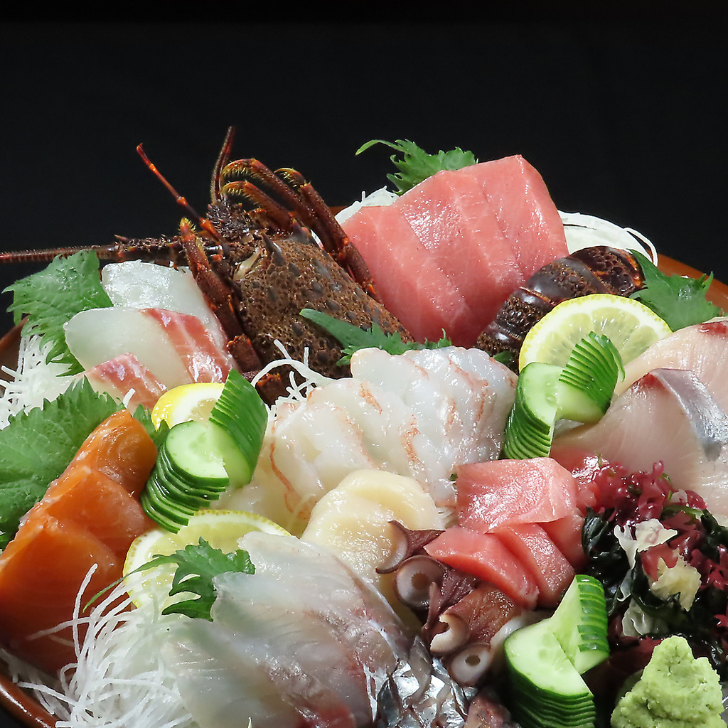 魚屋直営ならではの鮮度と価格に自信あり！！お刺身の盛り合わせも超豪快に乗っけます
