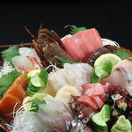 魚屋直営ならではの鮮度と価格に自信あり！！お刺身の盛り合わせも超豪快に乗っけます