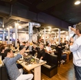 店舗ごと貸切なら、周りを気にせず気兼ねなく会話や乾杯を楽しめます。ネオンが映える外観と活気ある店内がイベント感を演出。友人同士の大人数利用や結婚式二次会など、幅広いパーティシーンで活躍します。