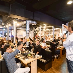 店舗ごと貸切なら、周りを気にせず気兼ねなく会話や乾杯を楽しめます。ネオンが映える外観と活気ある店内がイベント感を演出。友人同士の大人数利用や結婚式二次会など、幅広いパーティシーンで活躍します。