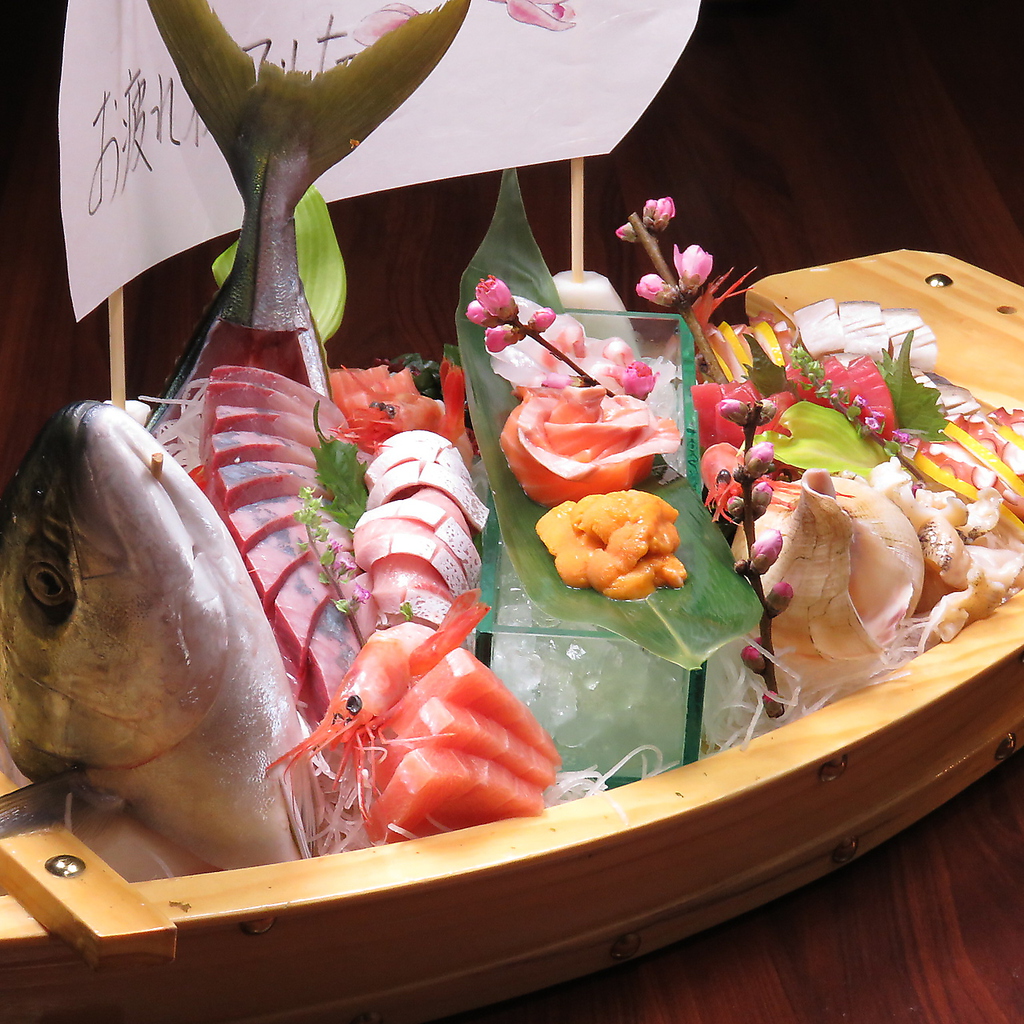 見た目も豪華な舟盛り！金沢の鮮魚が煌めく舟盛りは、記念日やお祝いごとなど主役をもてなす宴会に◎