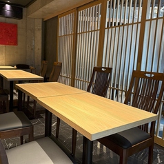 4名様～最大8名様迄の利用が可能な個室は、特別な集まりに最適なプライベート空間を提供します。会社の同僚や友人たちと、ゆったりとした時間を楽しめる環境が整っています。宴会やお祝い事に、贅沢なコース料理を味わいながら、心地よい会話が弾むひとときをお過ごし下さい。心に残る素敵な時間を過ごすのにぴったりです！